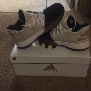 James harden vol 1 white,black and gold size 2